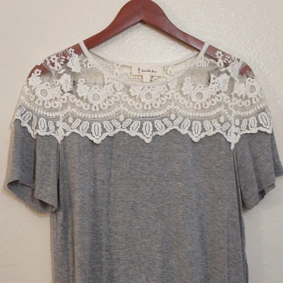 SLIGHTLY USED VANILLA BAY GRAY AND WHITE FLORAL EMBROIDERY SIZE L - Picture 2 of 10